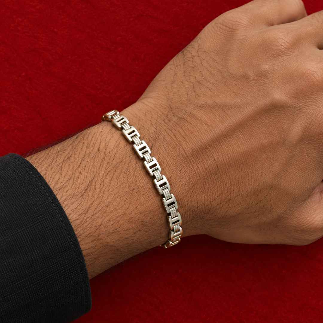 Bold Curb Link Silver Wristlet